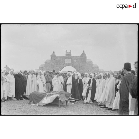 Des autorités civiles se recueillent devant le linceul du Chek-Hel-Harab Bengana.