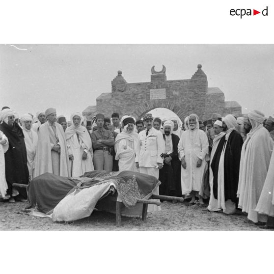 Obsèques du Cheikh El Arab Bengana auxquelles assiste le général de corps d'armée Henry Martin.