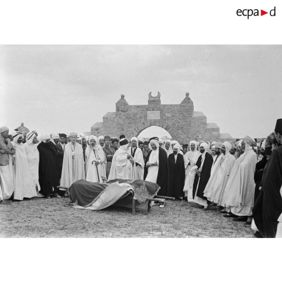 Des personnalités civiles se recueillent devant le linceul du Check-Hel-Harab Bengana.