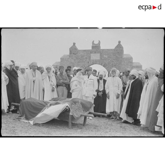 Le général de corps d'armée Henry Martin salue le linceul du Chek-Hel-Harab Bengana, entouré d'autorités civiles et militaires.