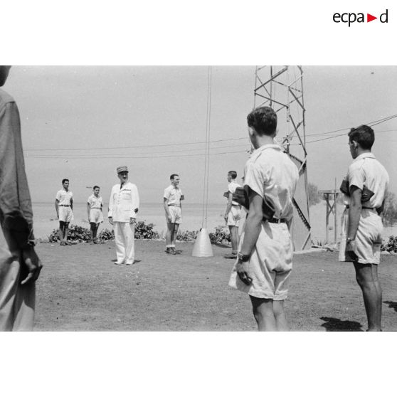 Visite du général de corps d'armée Henry Martin à l'école de vol à voile de Djebel Diss.