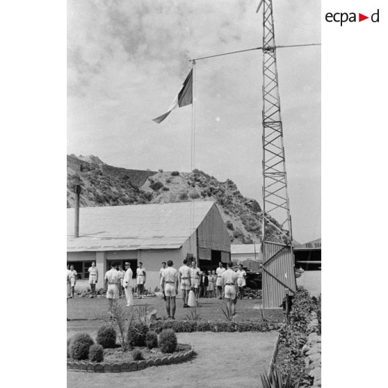 Visite du général de corps d'armée Henry Martin à l'école de vol à voile de Djebel Diss.