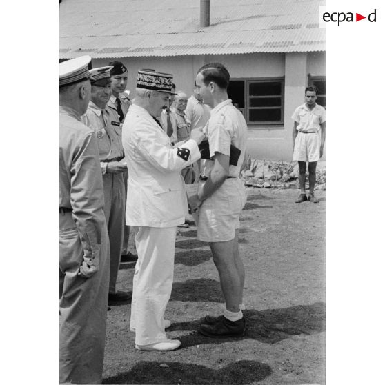 Le général de corps d'armée Henry Martin décore un acteur de l'école de vol à voile de Djebel Diss.