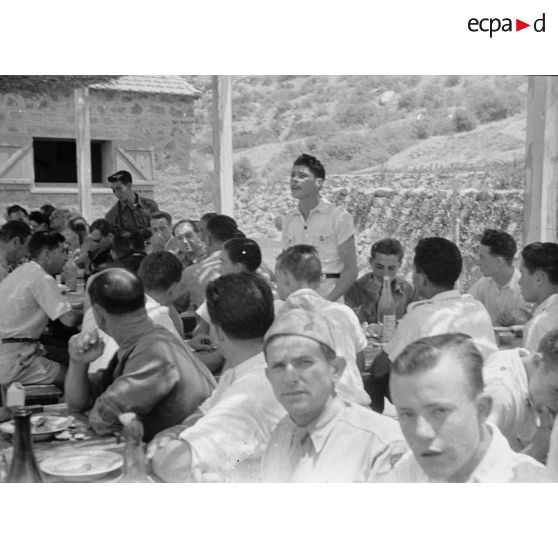 Le personnel et les élèves de l'école de vol à voile de Djebel Diss attablés.