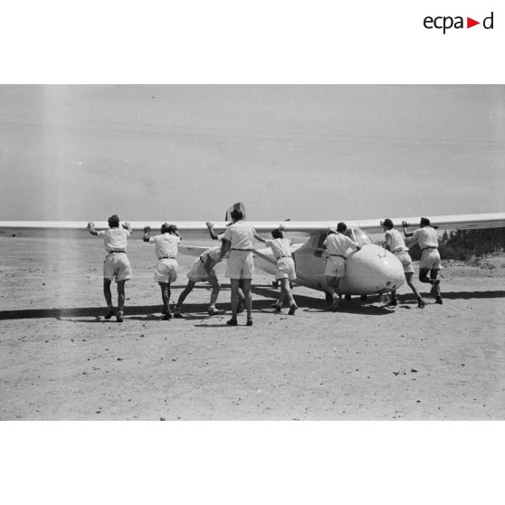 Des élèves de l'école de vol à voile de Djebel Diss préparent le vol d'un planeur.