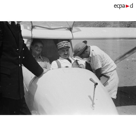 Le personnel de l'école de vol à voile de Djebel Diss équipe le général de corps d'armée Henry Martin pour effectuer un vol en planeur.
