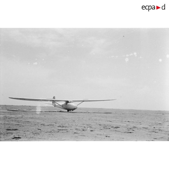 Vue du décollage du planeur dans lequel se trouve le général de corps d'armée Henry Martin.