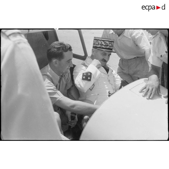 Le personnel de l'école de vol à voile de Djebel Diss fait la description des commandes et instruments de vol d'un planeur dans lequel est installé le général de corps d'armée Henry Martin.