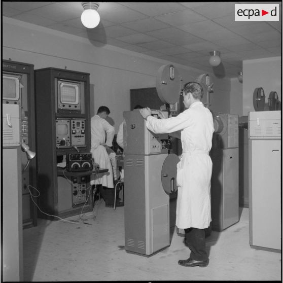 Présentation et installation des locaux et moyens de la télévision d'Alger.