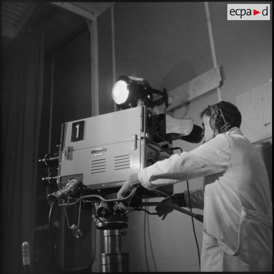 Présentation et installation des locaux et moyens de la télévision d'Alger.