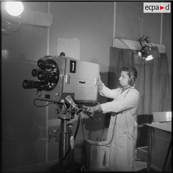 Présentation et installation des locaux et moyens de la télévision d'Alger.