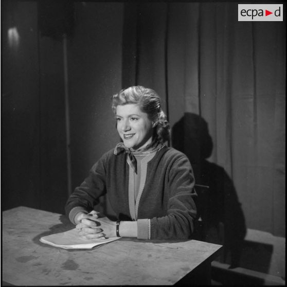 Présentation et installation des locaux et moyens de la télévision d'Alger.