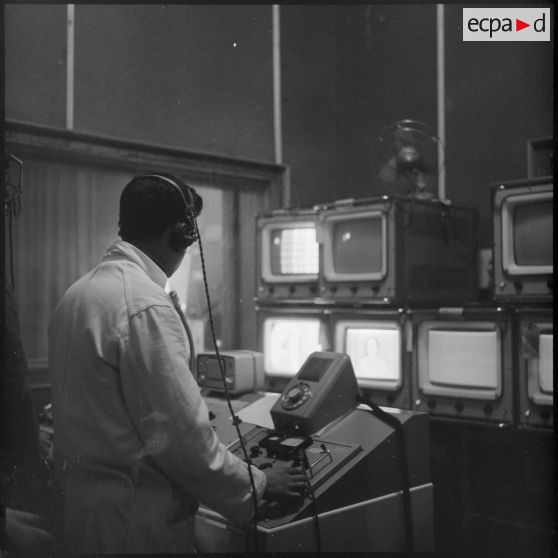 Présentation et installation des locaux et moyens de la télévision d'Alger.