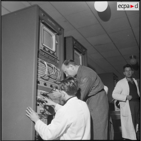 Présentation et installation des locaux et moyens de la télévision d'Alger.