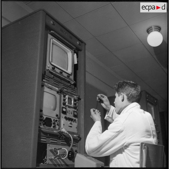 Présentation et installation des locaux et moyens de la télévision d'Alger.