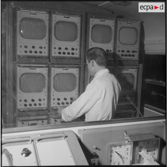 Présentation et installation des locaux et moyens de la télévision d'Alger.