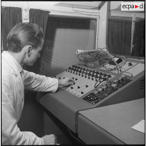 Présentation et installation des locaux et moyens de la télévision d'Alger.