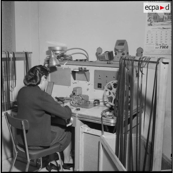Présentation et installation des locaux et moyens de la télévision d'Alger.