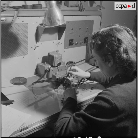 Présentation et installation des locaux et moyens de la télévision d'Alger.