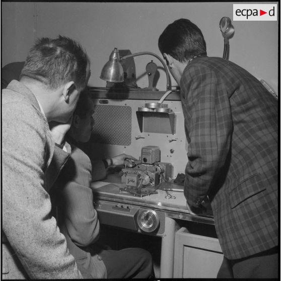 Présentation et installation des locaux et moyens de la télévision d'Alger.