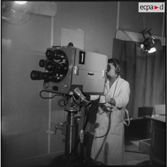 Présentation des locaux et moyens de la télévision d'Alger.