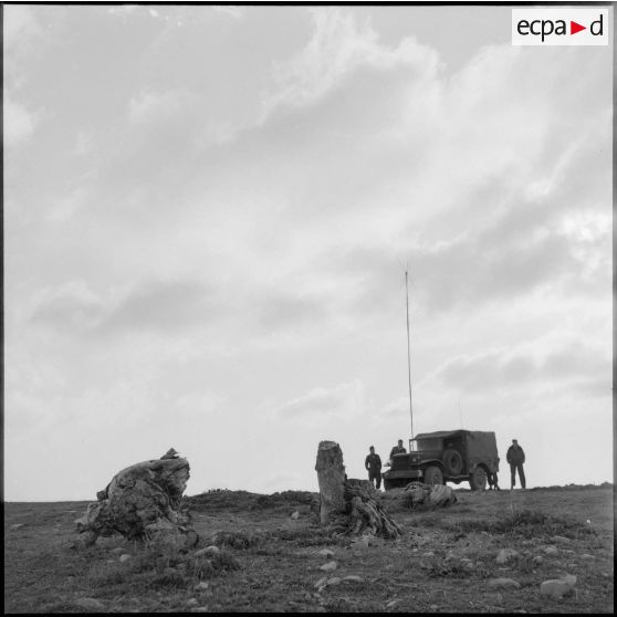 Un véhicule Dodge T214 WC51 équipé de matériels de transmissions du poste de commandement avancé, PCA, assurant la liaison terre-air.