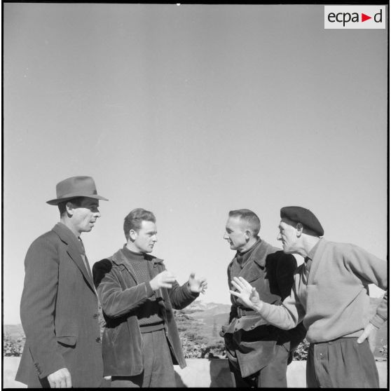 Portrait en pied d'Européens d'Algérie.