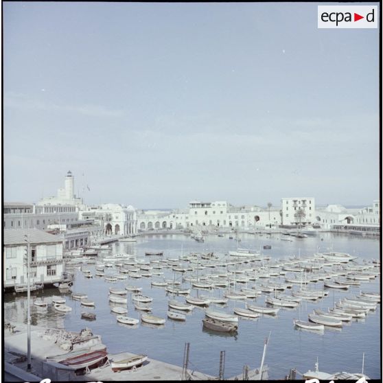 Vue du port d'Alger depuis le centre militaire de détente.