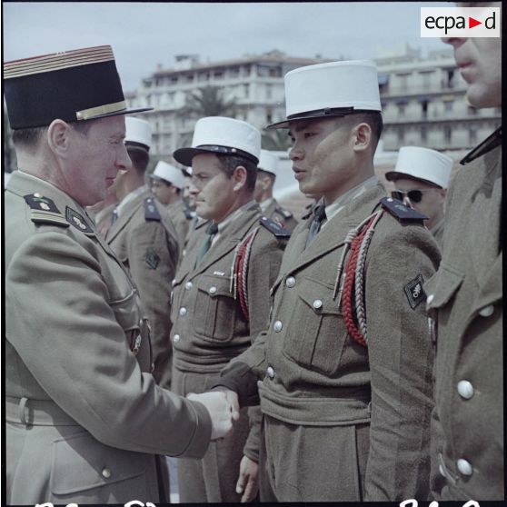 Un officier félicite un soldat lors d'une cérémonie militaire au centre militaire de détente à Alger.