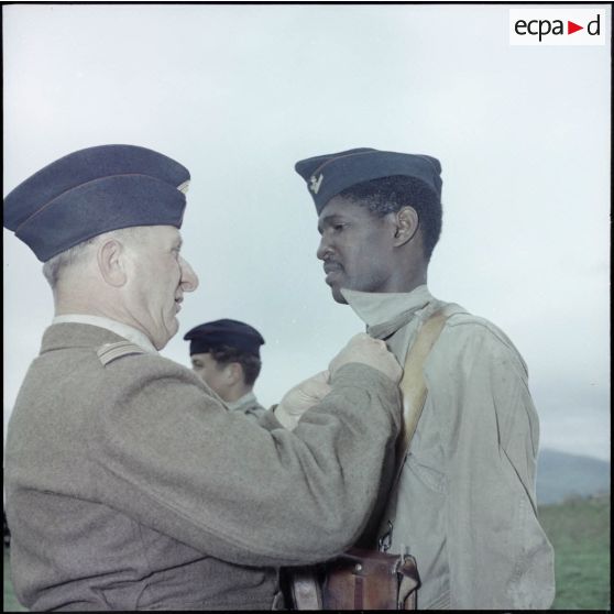 Remise de décoration à un militaire des troupes de marine.