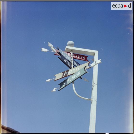 Poteau indicateur des différents services (production, photo, diffusion...) du service cinématographique des armées (SCA) d'Alger.