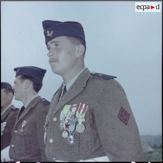 Portrait d'un militaire des troupes de marine avec ses décorations.