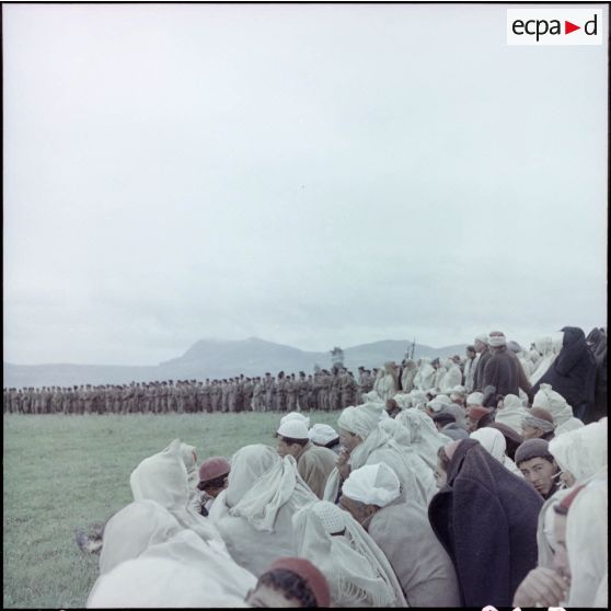 Visite d'un colonel auprès de la population.