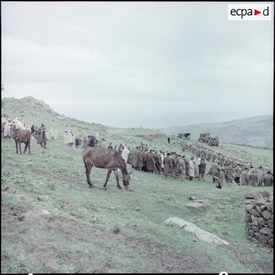 Visite d'un colonel auprès de la population.