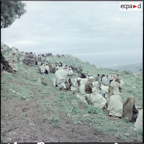 Visite d'un colonel auprès de la population.