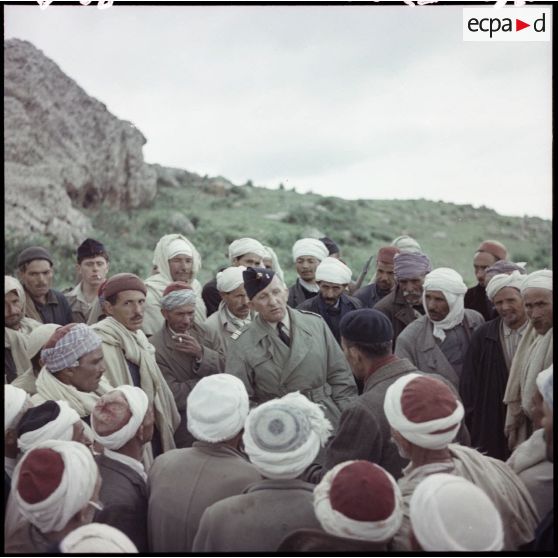 Visite d'un colonel auprès de la population.