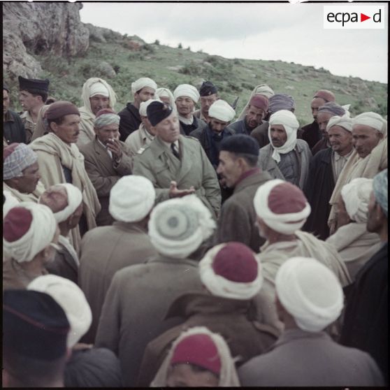 Visite d'un colonel auprès de la population.