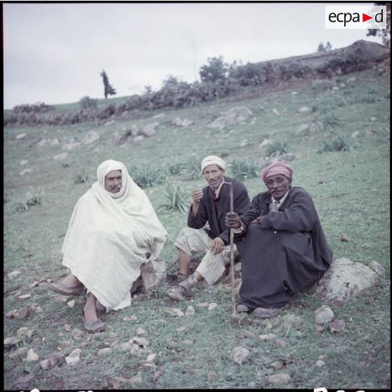 Visite d'un colonel auprès de la population.