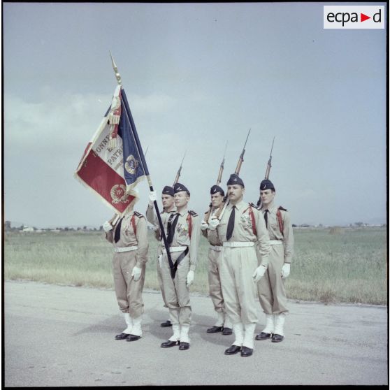Garde au drapeau pendant une cérémonie militaire.