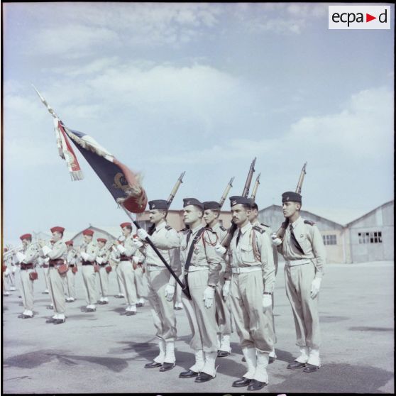 Garde au drapeau pendant une cérémonie militaire.