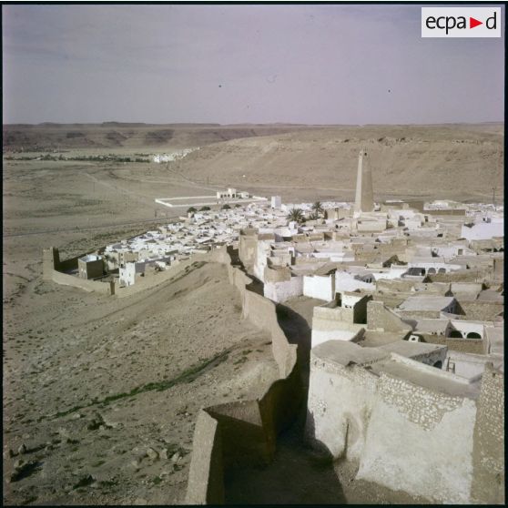 Vue d'une ville algérienne traditionnelle dans le désert saharien.