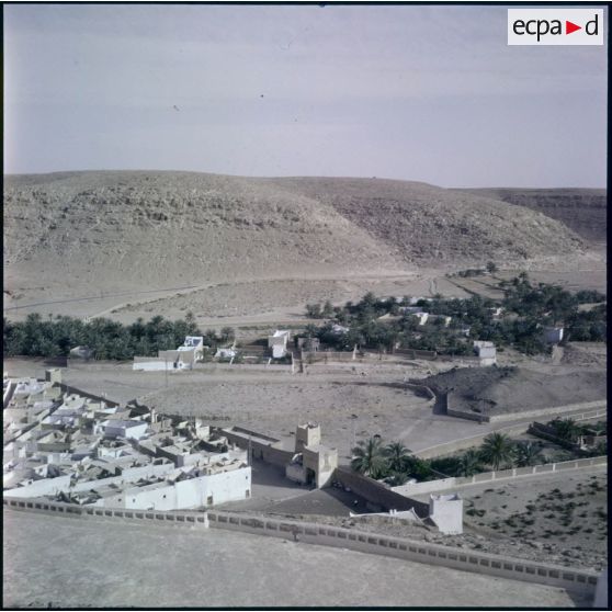 Vue d'une ville algérienne traditionnelle dans le désert saharien.