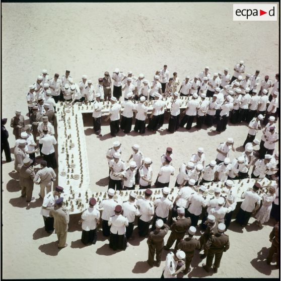 Réception après une cérémonie de remise de décorations.