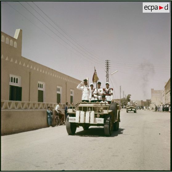 Défilé motorisé dans une ville algérienne.