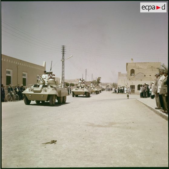 Défilé d'une automitrailleuse light armored Car M8 dans une ville algérienne.