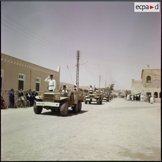 Défilé motorisé dans une ville algérienne.