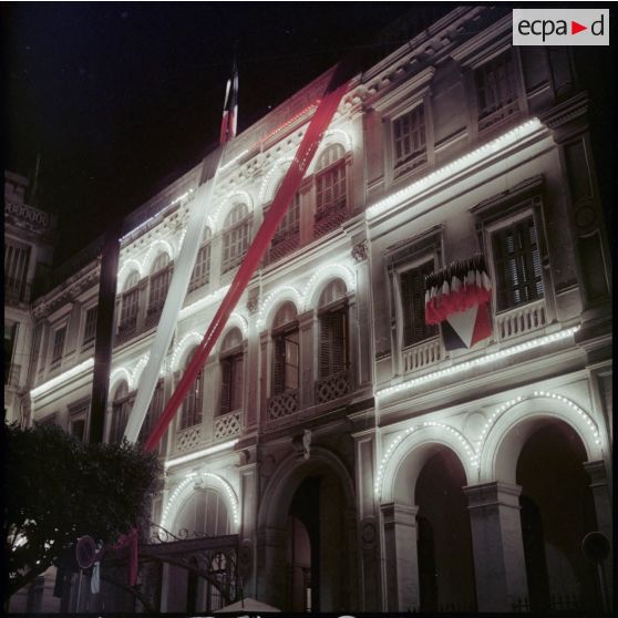 Hôtel de la 10ème région militaire, illuminé aux couleurs tricolores, la veille du défilé du 14 juillet 1957 à Alger.
