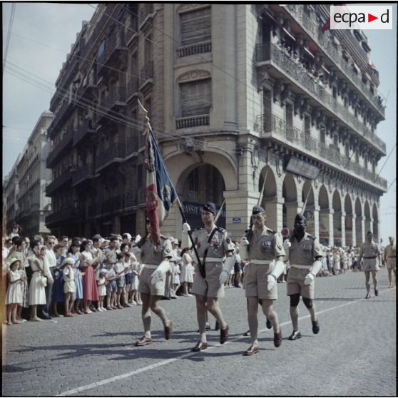 Défilé du 13ème régiment de tirailleurs sénégalais (RTS) lors de la fête du 14 juillet 1957 à Alger.
