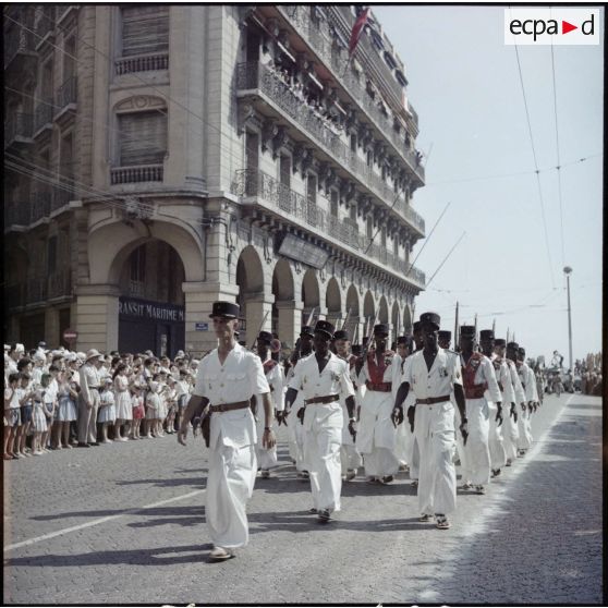 Défilé d'une compagnie saharienne lors de la fête du 14 juillet 1957 à Alger.