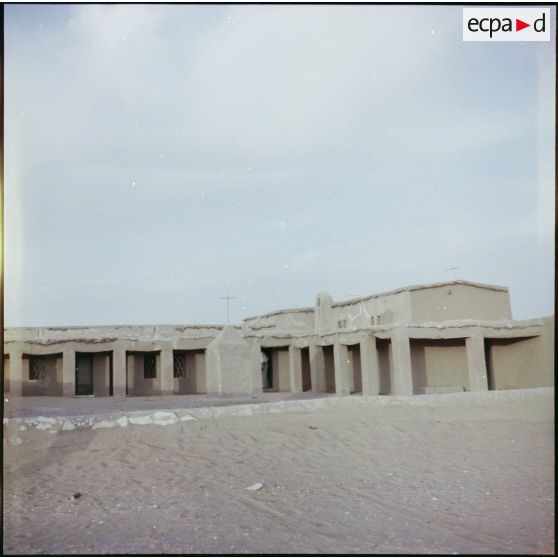 Vue d'un bâtiment lors de la visite de Max Lejeune dans le sud oranais.